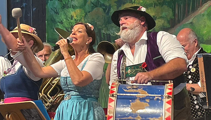 Volkssängerzelt Schützenlisl auf der Oidn Wiesn, Traudl Siferlinger  verantwortet das Kultur- und Musikerlebnis im Zelt (©Foto: Klaus Ikenmeyer) 